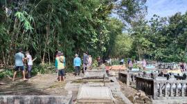 Kerja Bakti Bersama di Area Makam Tungu